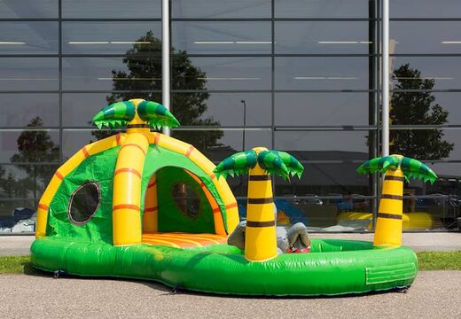 Playzone jungle springkasteel met plastic ballen en 3D objecten bestellen voor kinderen. Koop springkastelen online bij JB Inflatables Nederland 