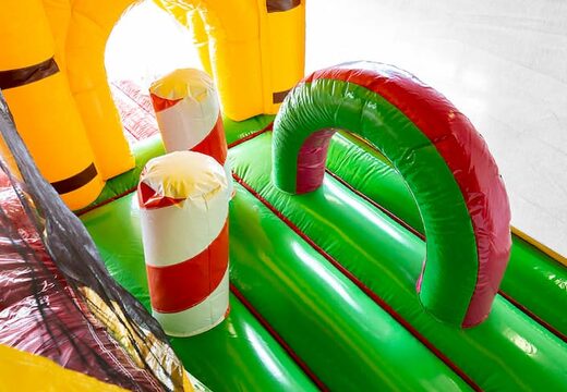 Bestel Jungleworld springkasteel in een uniek design met twee ingangen, een glijbaan in het midden en 3D objecten voor kids. Koop springkastelen online bij JB Inflatables Nederland