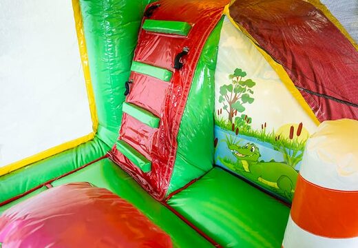 Opblaasbaar multiplay Jungleworld springkussen met een glijbaan in het midden en 3D objecten kopen voor kinderen. Bestel springkussens online bij JB Inflatables Nederland