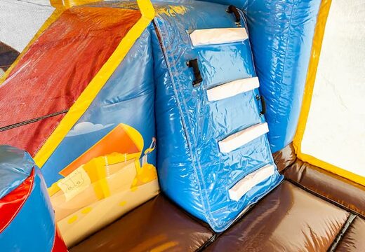 Opblaasbaar multiplay piraat springkussen met een glijbaan in het midden en 3D objecten kopen voor kinderen. Bestel springkussens online bij JB Inflatables Nederland