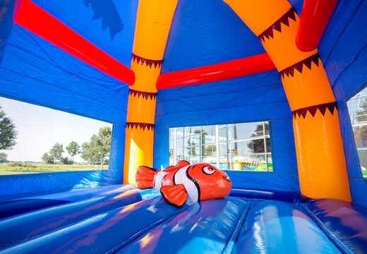 Opblaasbaar overdekt multiplay maxifun super springkussen met glijbaan kopen in thema clownvis nemo seaworld voor kinderen. Bestel springkussens online bij JB Inflatables Nederland