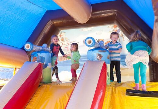Bestel shooting combo piraat springkasteel overdekt met kanon spel en glijbaan voor kinderen. Koop opblaasbare springkastelen online bij JB Inflatables Nederland