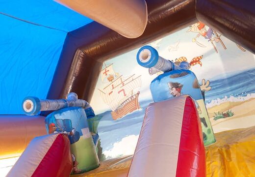 Bestel shooting combo piraat springkussen overdekt met kanon spel en glijbaan voor kinderen. Koop springkussens online bij JB Inflatables Nederland 