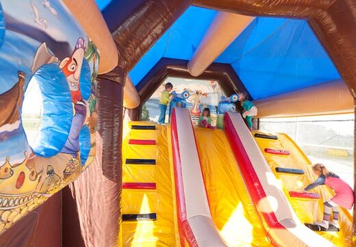 Bestel shooting combo piraat springkasteel met overdekking, schiet spel en glijbaan voor kinderen. Koop springkastelen online bij JB Inflatables Nederland 