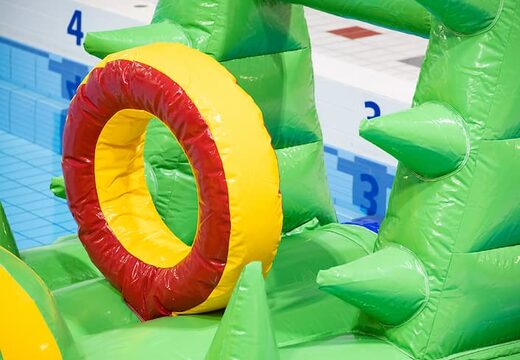 inflatable waterstormbaan te huur in zwembad met thema krokodil voor kinderen