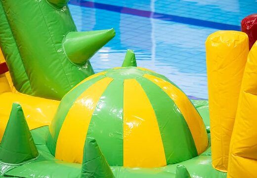 inflatable waterstormbaan te huur in zwembad met thema krokodil voor kinderen