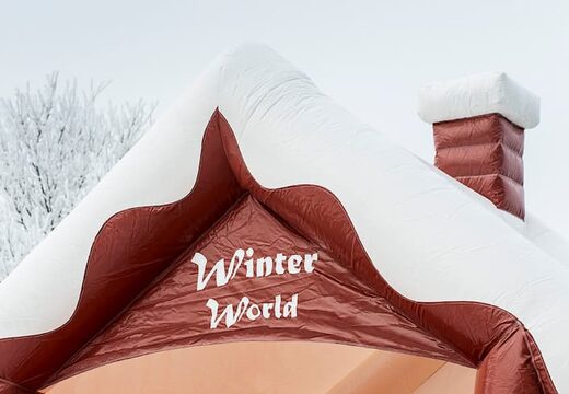 Skihut winterworld springkastelen met een 3D schoorsteen aan de bovenkant voor kinderen. Springkastelen te koop online bij JB Inflatables Nederland