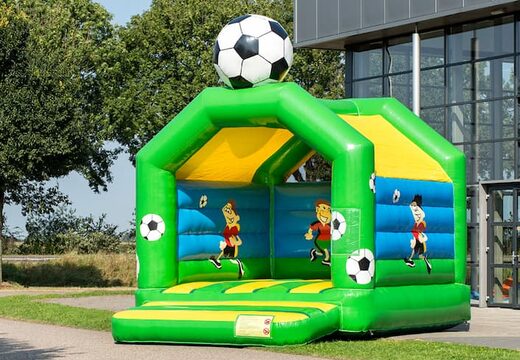 Standaard springkastelen te koop in opvallende kleuren met bovenop een groot 3D object in de vorm van een voetbal voor kinderen. Koop overdekt springkastelen online bij JB Inflatables Nederland