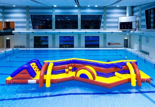 Opblaasbare waterstormbaan in rood geel blauw huren voor kinderen