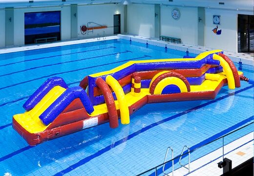 Opblaasbare waterstormbaan in rood geel blauw huren voor kinderen