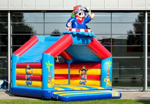 Super springkasteel overdekt kopen met vrolijke animaties in thema  piraat voor kinderen. Koop springkastelen online bij JB Inflatables Nederland