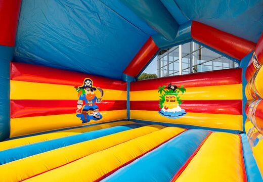 Groot overdekt springkussen kopen in thema piraten voor kinderen. Bestel springkussens online bij JB Inflatables Nederland