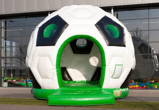 Voetbal rond super springkasteel kopen in de kleuren groen zwart en wit voor kinderen. Bestel springkastelen online bij JB Inflatables Nederland