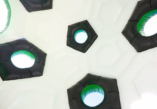 Super overdekt rond springkasteel kopen in thema voetbal in de kleuren groen, zwart en wit voor kinderen. Koop springkastelen online bij JB Inflatables Nederland