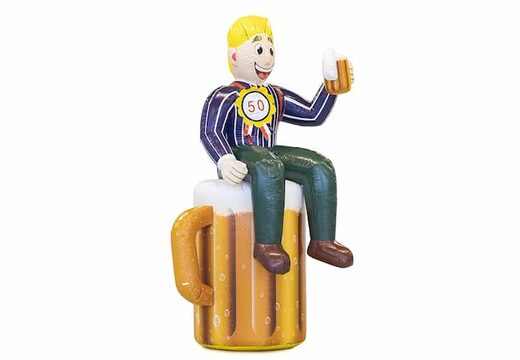 Opblaasbare Abraham pop op bierglas in de tuin blikvanger te koop voor 50 verjaardag feest jubileum bij JB Inflatables