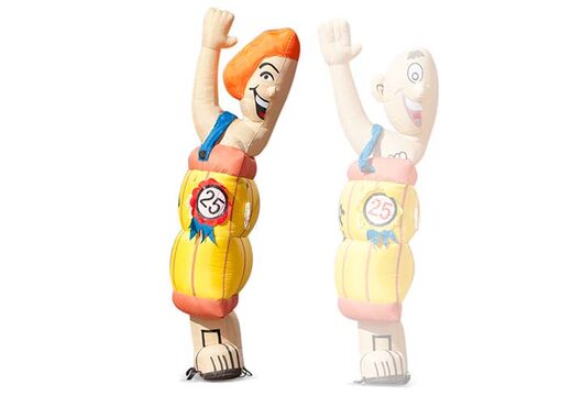 Sarah halve pop naakt in een ton voor verjaardagen