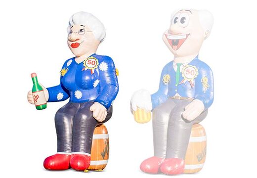 Opblaasbare Sarah pop zittend op een wijn vat met een fles wijn in haar hand te koop