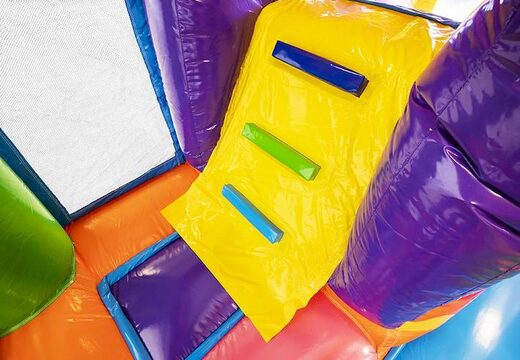 Opblaasbaar springkasteel met glijbaan in hippie thema met veel kleuren te koop voor kinderen