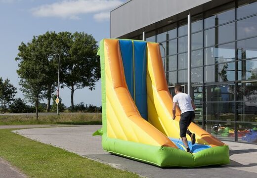 Opblaasbare kantelmuur springkussen te koop in kleuren voor kinderen bij JB Inflatables