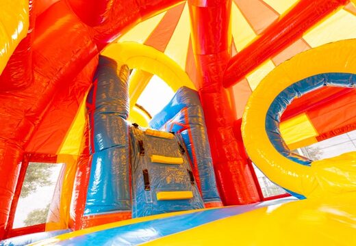 Grote multiplay opblaasbaar springkasteel met glijbaan in het rood met achtbaan thema kopen