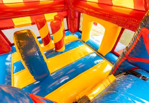 Grote multiplay opblaasbaar springkasteel met glijbaan in het rood met rollecoaster thema kopen