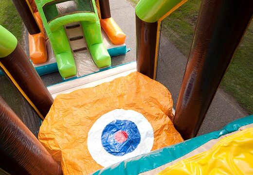 Springen op stormbaan springkussen