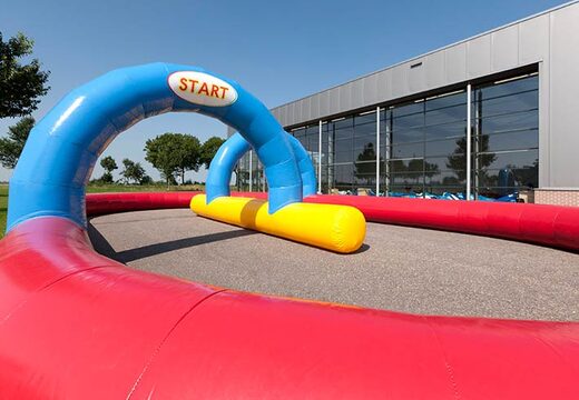 Racebaan met blauw, geel en rode kleur