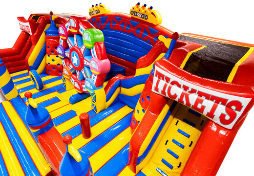 Binnenkant van slideworld in rollercoaster thema