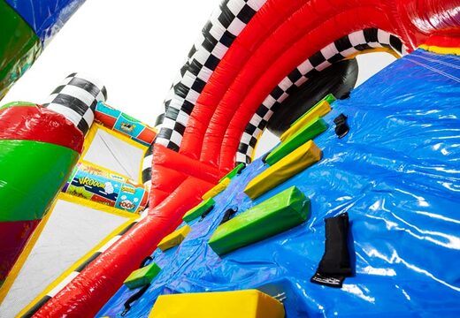 Opblaasbare hindernisbaan in stripstijl met levendige kleuren