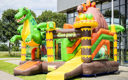 Multiplay Dinoworld springkussen met een glijbaan, leuke objecten op het springvlak en opvallende 3D objecten bestellen voor kids. Koop opblaasbare springkussens online bij JB Inflatables Nederland