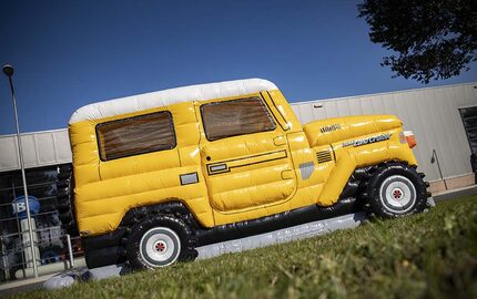 Gepersonaliseerde Toyota Land Cruiser Autobedrijf van der Linde springkastelen laten maken bij JB Promotions Nederland. Promotionele springkastelen in alle soorten en maten razendsnel op maat gemaakt bij JB Promotions Nederland